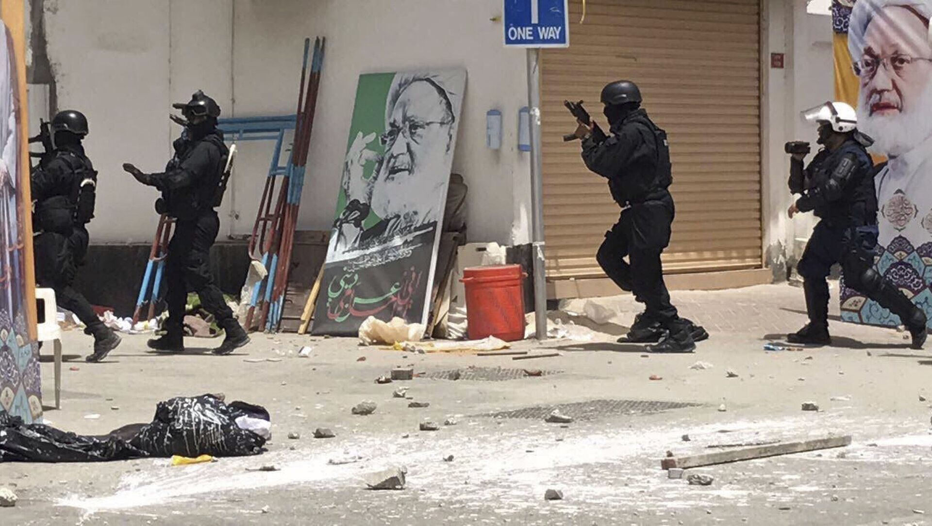 اشتباكات بين الشرطة البحرينية والمتظاهرين في الدراز، البحرين 23 مايو/ آيار 2017 - سبوتنيك عربي, 1920, 10.04.2021
