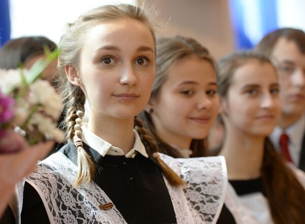 طلاب المدارس الثانوية في روسيا يودعون مدارسهم، يكاتيرينبورغ - سبوتنيك عربي