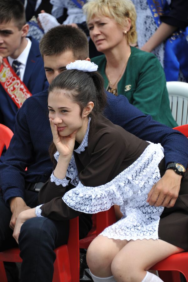 طلاب المدارس الثانوية في روسيا يودعون مدارسهم، تشيتا - سبوتنيك عربي