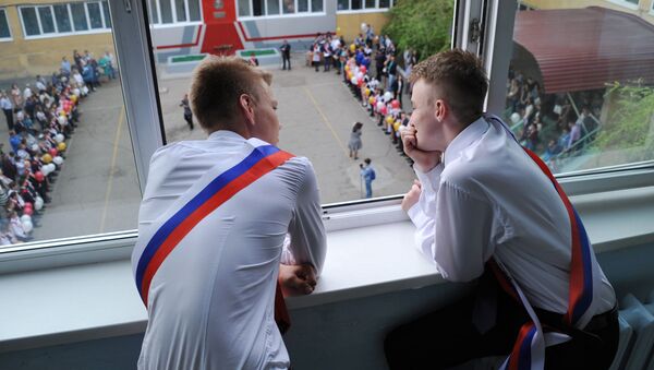 طلاب المدارس الثانوية في روسيا يودعون مدارسهم، تشيتا - سبوتنيك عربي