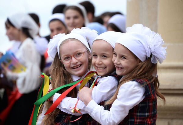طلاب المدارس الثانوية في روسيا يودعون مدارسهم، غروزني - سبوتنيك عربي
