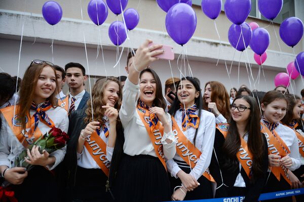 طلاب المدارس الثانوية في روسيا يودعون مدارسهم، سوتشي - سبوتنيك عربي