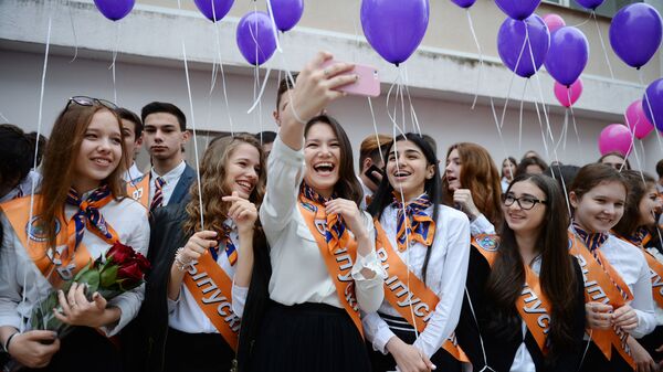 طلاب المدارس الثانوية في روسيا يودعون مدارسهم، سوتشي - سبوتنيك عربي