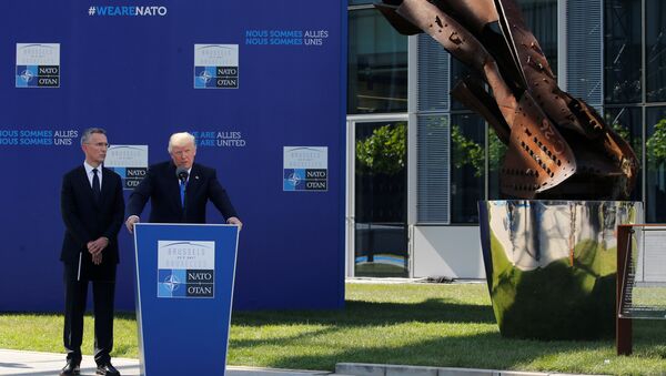 الرئيس الأمريكي ترامب يتحدث إلى جانب الأمين العام لحلف الناتو ينس ستولتنبرغ في بداية قمة الناتو - سبوتنيك عربي