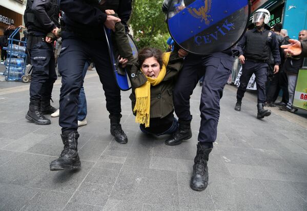 عناصر من الشرطة التركية يحملون أحد المتظاهرين في أنقرة، تركيا 22 مايو/ آيار 2017 - سبوتنيك عربي