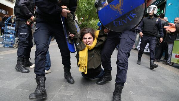 عناصر الشرطة التركية يحملون أحد المتظاهرين في أنقرة، تركيا 22 مايو/ آيار 2017 - سبوتنيك عربي