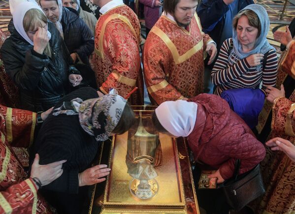 المسيحيون يقبلون على كنيسة المسيح المخلص بموسكو لرؤية تابوت مع رفات القديس نيكولاس - سبوتنيك عربي