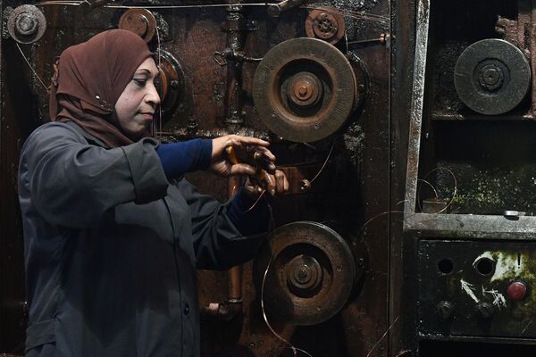موظفة في مصنع حكومي لإنتاج الأسلاك الكهربائية في ريف دمشق، سوريا - سبوتنيك عربي