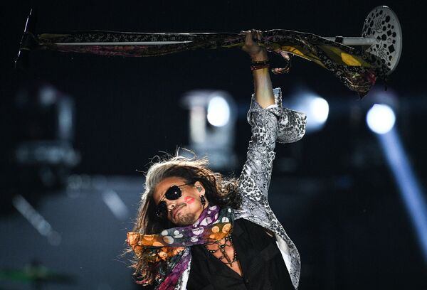 عضو الفرقة الغنائية آيروسميث (Aerosmith ) ستيفين تايلير خلال الأداء في حفله الموسيقي في ملعب أوليمبيسكي بموسكو - سبوتنيك عربي