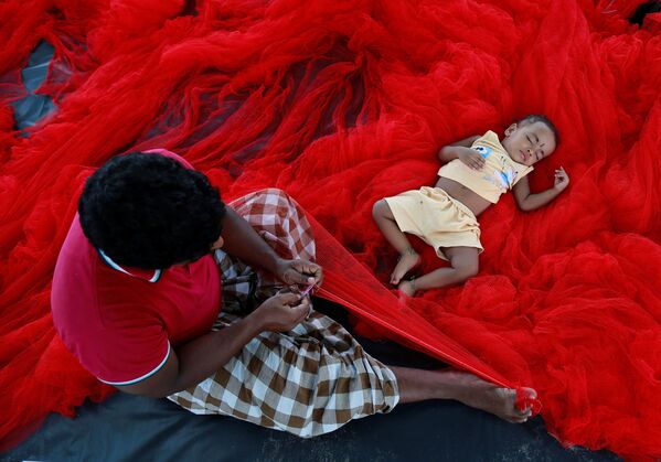 طفل هندي ينام على شبكة صيد في كوتشي، الهند 23 مايو/ أيار 2017 - سبوتنيك عربي