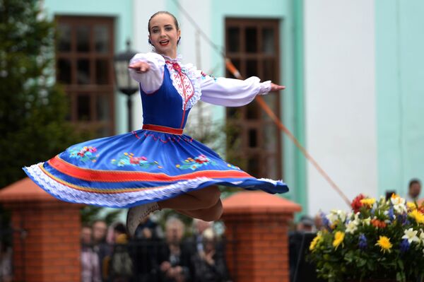 إحدى المشاركات في مهرجان كارافان الروسي في قرية روسكوي نيكولسكوي بحي لايشيفسكي، تتارستان - سبوتنيك عربي