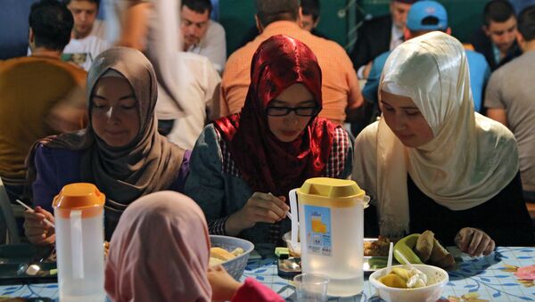 المسلمون في سيمفيروبيل خلال الإفطار - سبوتنيك عربي