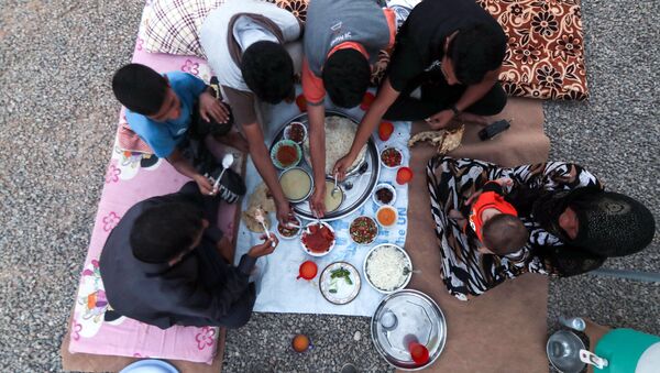 لاجئون خلال الإفطار في مخيم للاجئين، العراق 27 مايو/ آيار 2017 - سبوتنيك عربي