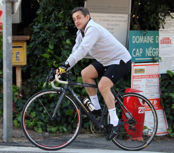 رئيس فرنسا (حينئذ) نيكولاس ساركوزي خلال ركوب دراجته في كافاليير، فرنسا 8 أبريل/ نيسان 2017 - سبوتنيك عربي