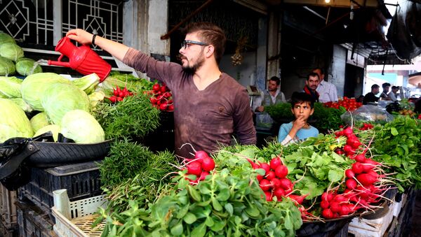 رجل يحضر الخضار استعداد للبيع في رمضان في مدينة القامشلي، سوريا - سبوتنيك عربي