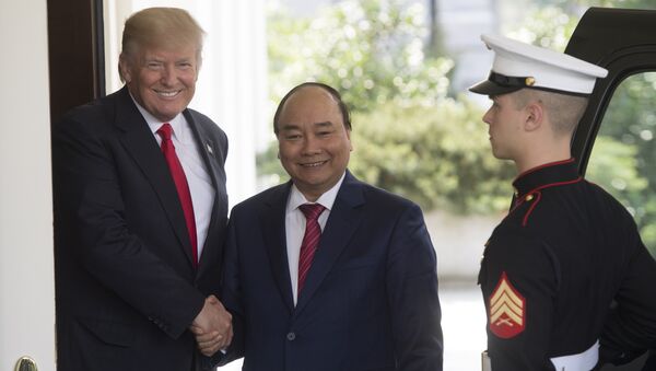الرئيس الأميركي دونالد ترامب ورئيس وزراء فيتنام نغوين شوان فوك - سبوتنيك عربي
