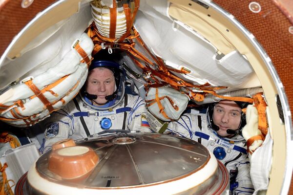رائد فضاء الروسي أوليغ نوفيتسكي والأمريكي توم بيسك داخل مركبة الفضاء الروسية سويوز - سبوتنيك عربي