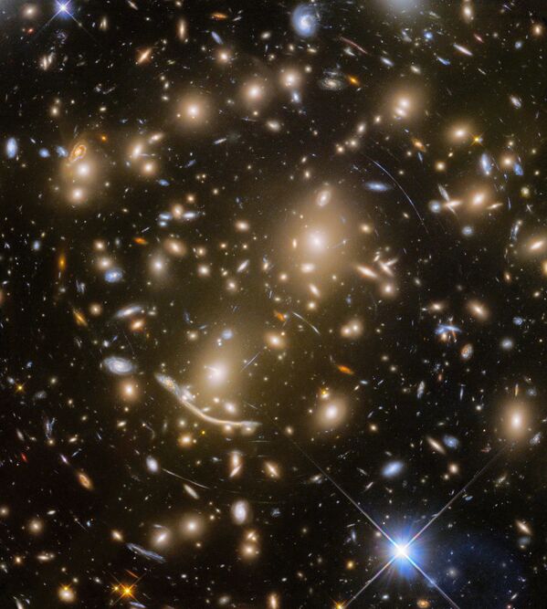 تجمع مجرات أبيل 370 (Abell 370)، وتبعد 5 مليار سنة ضوئية عن كوكب الأرض - سبوتنيك عربي