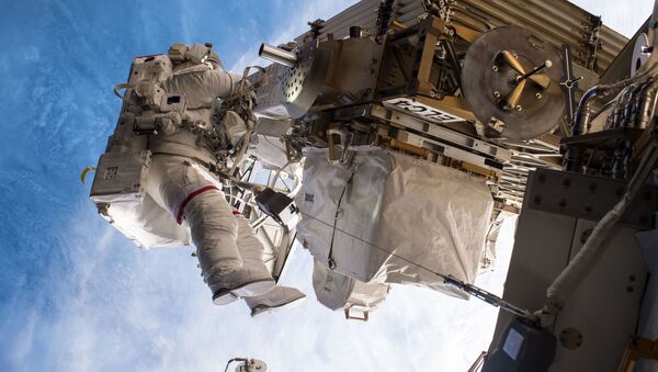 نزهة في الفضاء الخارجي من قبل رائد فضاء الأمريكي بيغي ويتسون خلال مهمة لوكالة الفضاء الدولية - سبوتنيك عربي