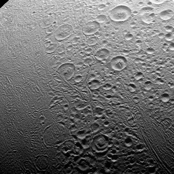 القطب الشمالي لإنسيلادوس، وهو سادس أكبر أقمار كوكب زحل في المجموعة الشمسية. - سبوتنيك عربي