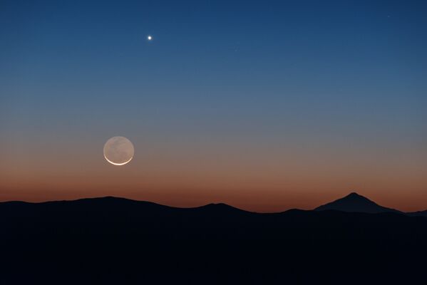 صورة للقمر وكوكب الزهرة، تم رصدهما في تشيلي - سبوتنيك عربي