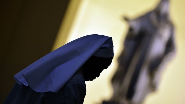 A nun walks in the hall of the Vatican's Gregorian University on November 13, 2012 in Rome - سبوتنيك عربي