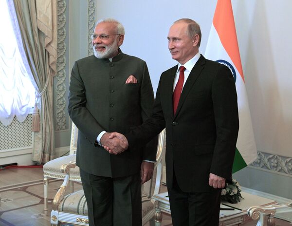 الرئيس فلاديمير بوتين ورئيس الوزراء الهندي ناريندا مودي خلال لقائهما في أعمال منتدى سان بطرسبورغ الاقتصادي - سبوتنيك عربي