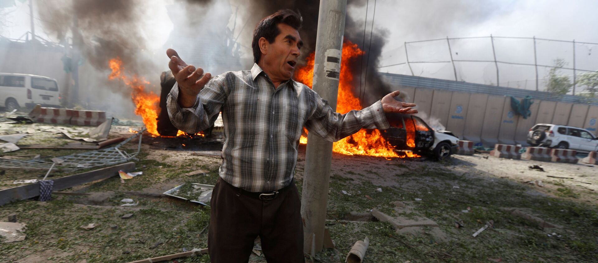 رجل في موقع الحدث، بعد انفجار كابول، أفغانستان 31 مايو/ أيار 2017 - سبوتنيك عربي, 1920, 02.06.2021