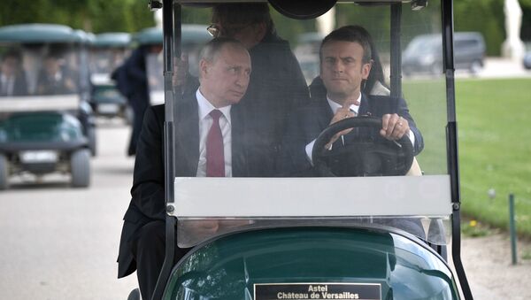 الرئيس الروسي فلاديمير بوتين والرئيس الفرنسي إيمانويل ماكرون في فيرسال، فرنسا - سبوتنيك عربي