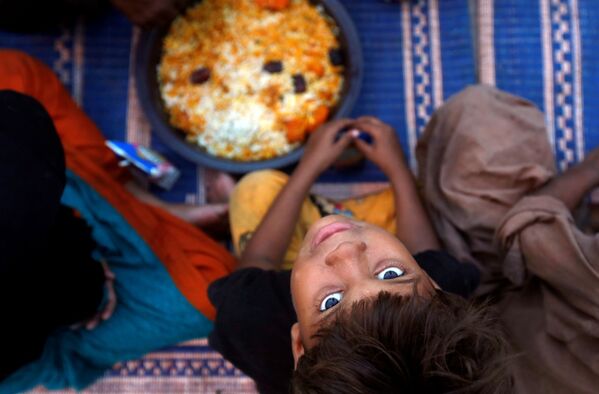 طفل قبيل الإفطار في باكستان، 29 مايو/ أيار 2017 - سبوتنيك عربي