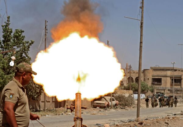 القوات العراقية تطلق القذائف باتجاه تنظيم داعش في الزنجيلي غرب الموصل، العراق 31 ماية/ أيار 2017 - سبوتنيك عربي