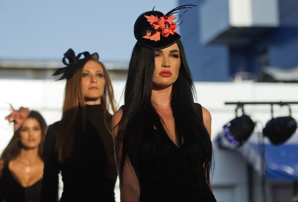 أسبوع الموضة في شبه جزيرة القرم - عارضات أزياء خلال العرض في سيفاستوبل - سبوتنيك عربي