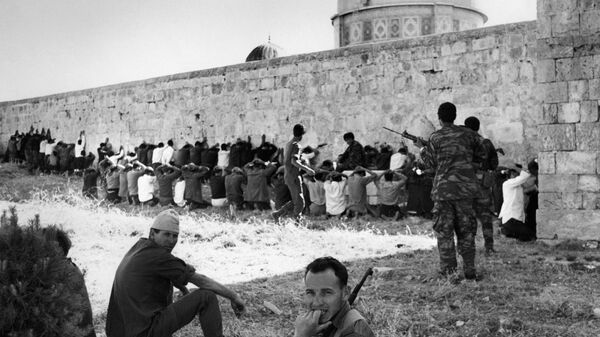 جنود إسرائيليون وأسرى حرب من الفلسطينييين والأردنيون في القدس، يونيو/ حزيران عام 1967 - سبوتنيك عربي