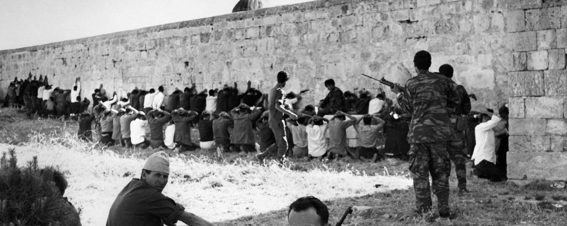 جنود إسرائيليون وأسرى حرب من الفلسطينييين والأردنيون في القدس، يونيو/ حزيران عام 1967 - سبوتنيك عربي, 1920, 29.11.2022