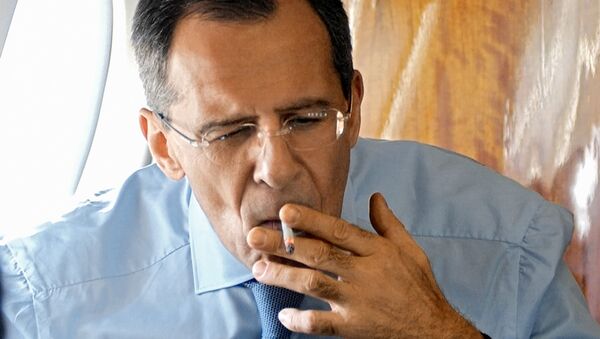 وزير الخارجية الروسي سيرغي لافروف يدخن - سبوتنيك عربي