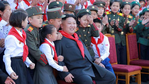 زعيم كوريا الشمالية كيم كيم جونغ أون خلال حضوره الكونغرس الثامن لاتحاد أطفال كوريا الشمالية في بيون يانغ، 8 يونيو/ حزيران 2017 - سبوتنيك عربي