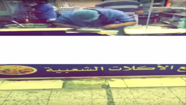 عامل يبصق في صحن مطبق في السعودية - سبوتنيك عربي