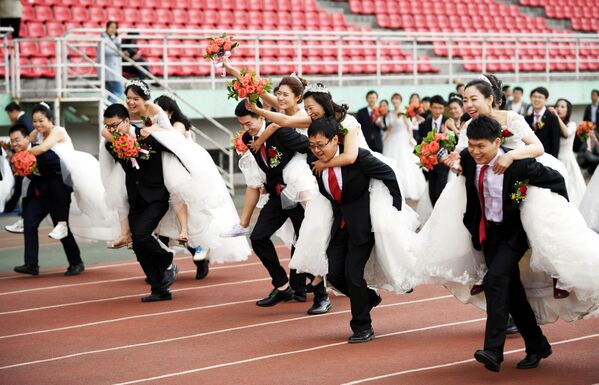 سباق الأزواج في إطار حفل زفاف جماعي لطلاب الدكتوراة من معهد هاربين للتكنولوجيا، وشمل السباق 64 زوجا، الصين 4 يونيو/ حزيران 2017 - سبوتنيك عربي