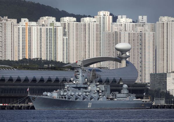 الطراد الصاروخي الروسي فارياغ يصل ميناء هونغ كونغ، الصين 5 يونيو/ حزيران 2017 - سبوتنيك عربي