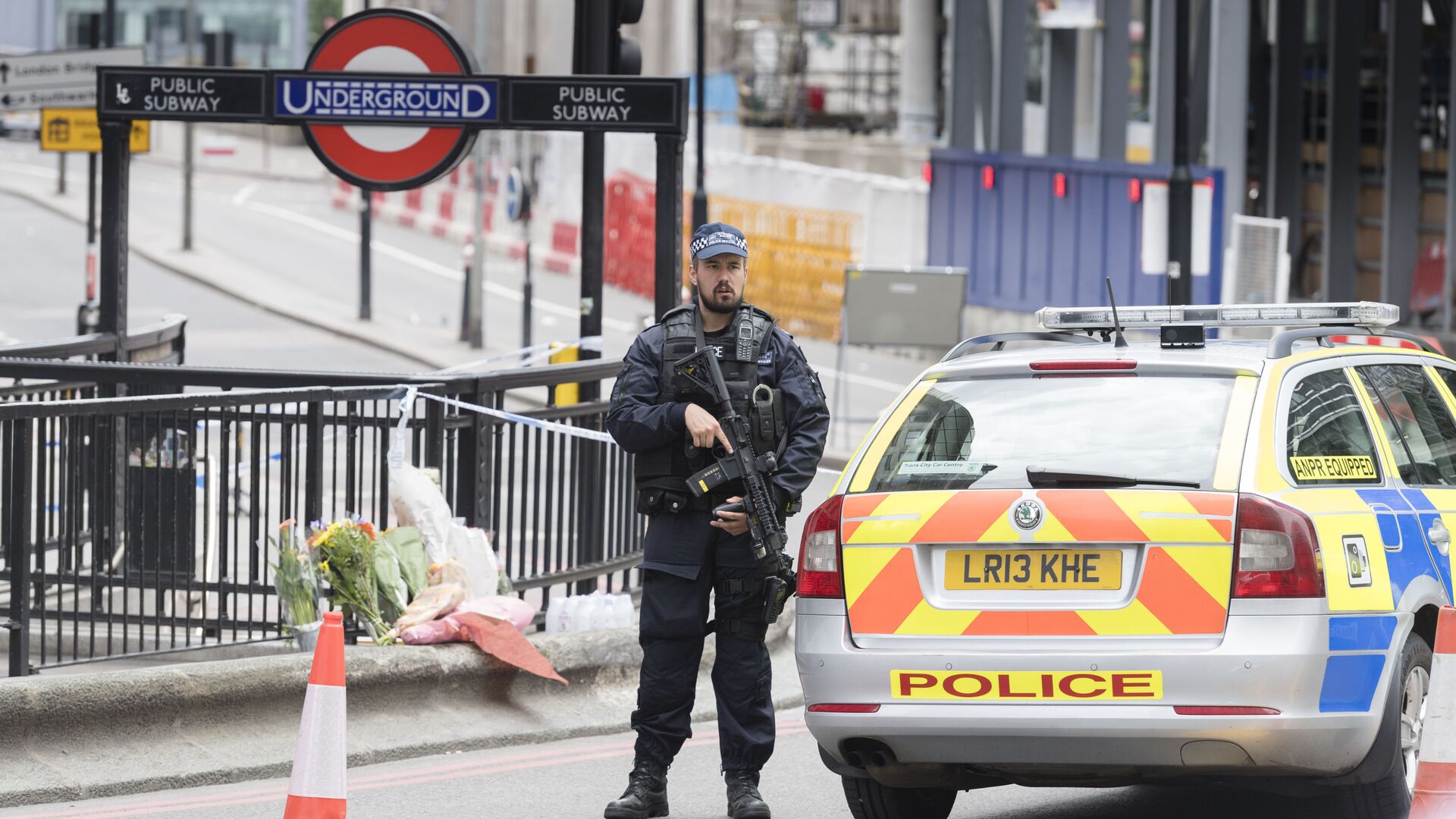 الشرطة البريطانية تقف على الجزء الشمالي من جسر لندن بعد عملية إرهابية هناك، 4 يونيو/ حزيران 2017 - سبوتنيك عربي, 1920, 16.11.2021