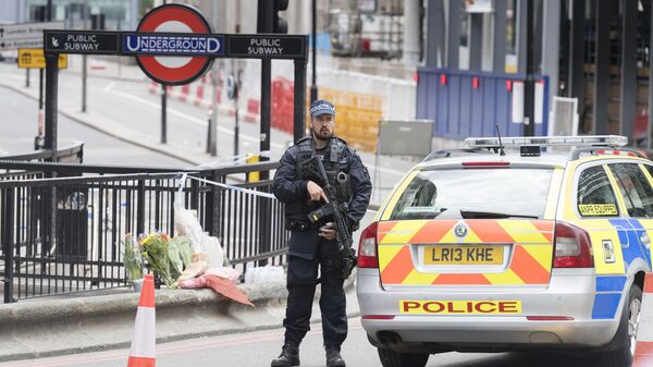 الشرطة البريطانية تقف على الجزء الشمالي من جسر لندن بعد عملية إرهابية هناك، 4 يونيو/ حزيران 2017 - سبوتنيك عربي