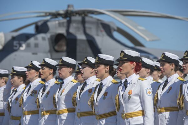 العرض العسكري النسائي بمناسبة الذكرى الـ75 لتأسيس القوات العسكرية الجوية وقات الدفاع الجوي الروسية - سبوتنيك عربي