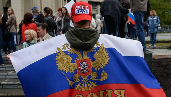 Участник праздничного митинга в честь Дня России на площади Ленина в Новосибирске - سبوتنيك عربي