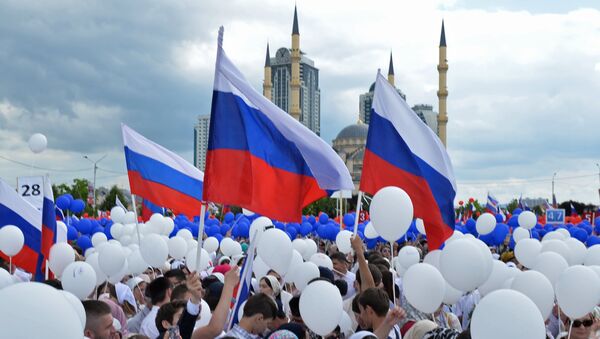 أكثر من ربع مليون شخص يشاركون في الاحتفالات بيوم روسيا وسط موسكو - سبوتنيك عربي