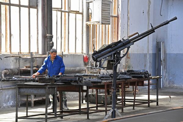 مصنع لإنتاج وإصلاح البنادق والمدافع في محافظة حماة، سوريا - سبوتنيك عربي