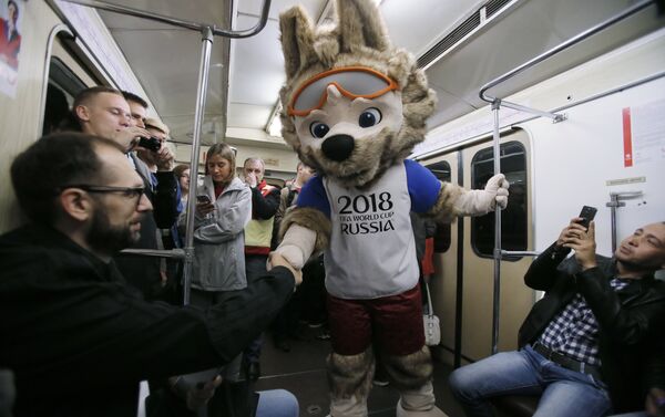 تميمة كأس العالم 2018 في مترو موسكو - سبوتنيك عربي