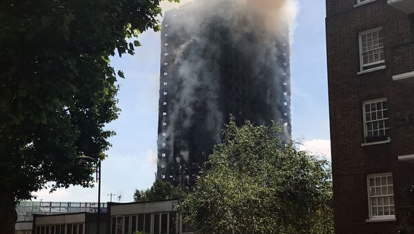 حريق في برج سكني في لندن، إنجلترا 14 يونيو/ حزيران 2017 - سبوتنيك عربي
