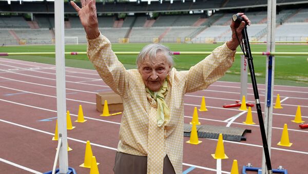 المشاركون في أولمبياد كبار السن (Olympics for Seniors) في ملعب كينغ بودوين (King Baudouin) في بروكسيل، بلجيكا - سبوتنيك عربي
