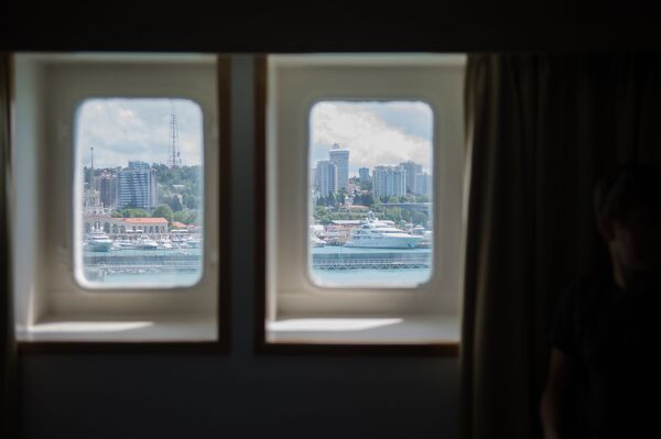 مشهد من نافذة غرفة ركاب في سفينة كنياز فلاديمير (الأمير فلاديمير) يطل على ميناء سوتشي، روسيا - سبوتنيك عربي