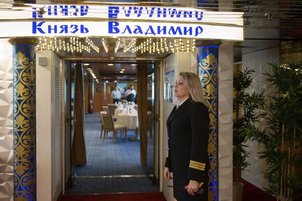 مطعم داخل سفينة كنياز فلاديمير (الأمير فلاديمير) في سوتشي، روسيا - سبوتنيك عربي